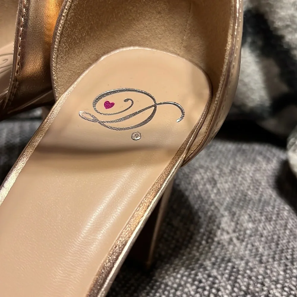 NWOT D Heart High Heels